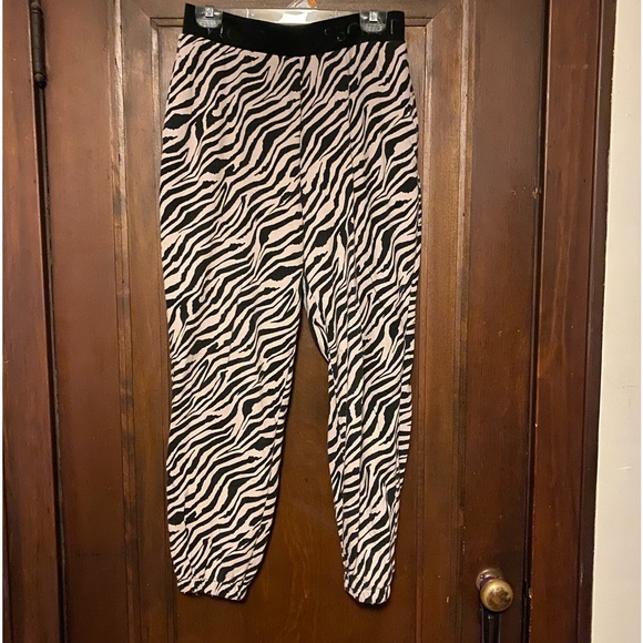 Victoria’s Secret Sweat Outfit cropped top and joggers. Black/cream zebra size M - Picture 7 of 10